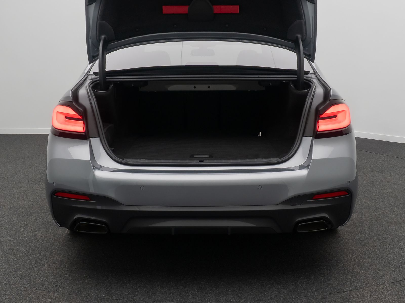 Fahrzeugabbildung BMW 545e xD M Sport Kamera DAB 4xKlima Alarm 19Zoll