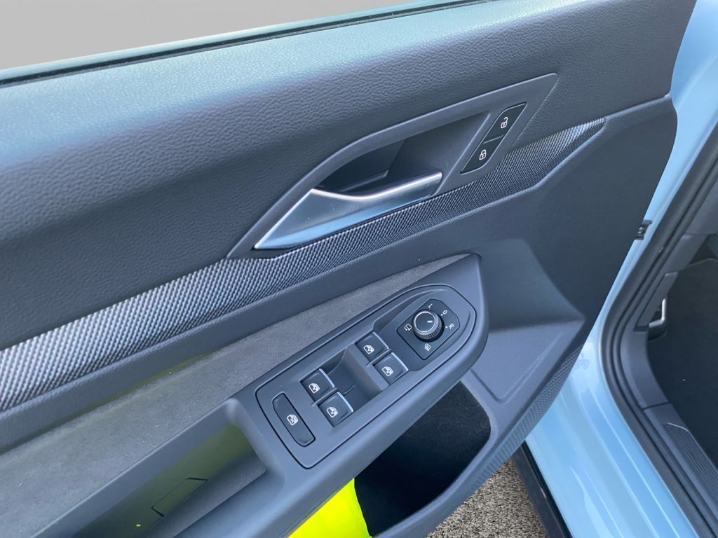Fahrzeugabbildung Volkswagen Golf Var. 2.0 TDI SCR DSG R-Line *Anschlussgaran