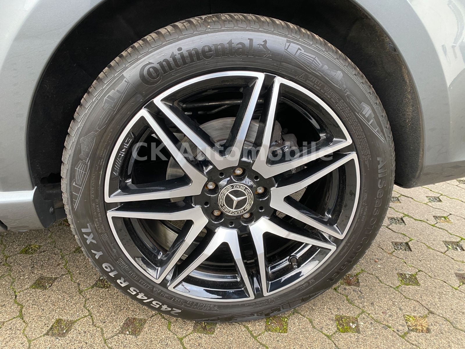 Fahrzeugabbildung Mercedes-Benz V 300d 4Matic Kompakt/AMG-Line/8 Sitze/360°/AHK