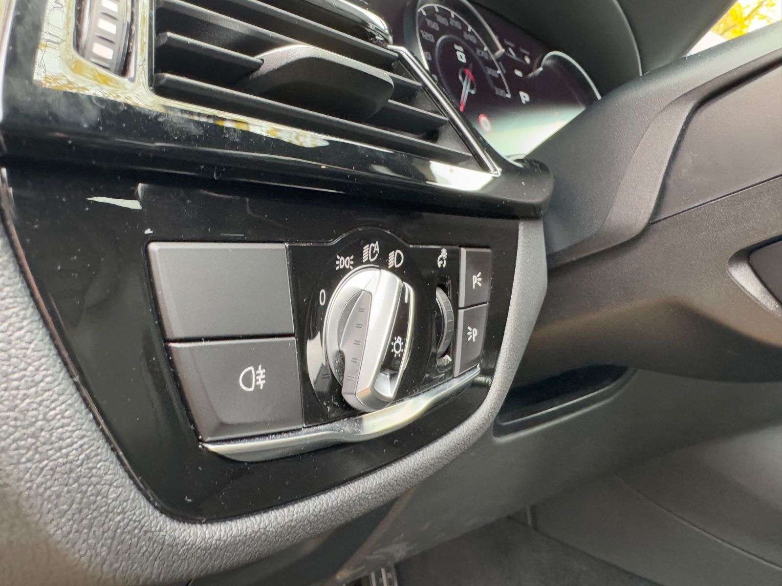 Fahrzeugabbildung BMW M5 Baureihe M5 Lim.*MASSAGE*CARBON*HEAD-UP*LED