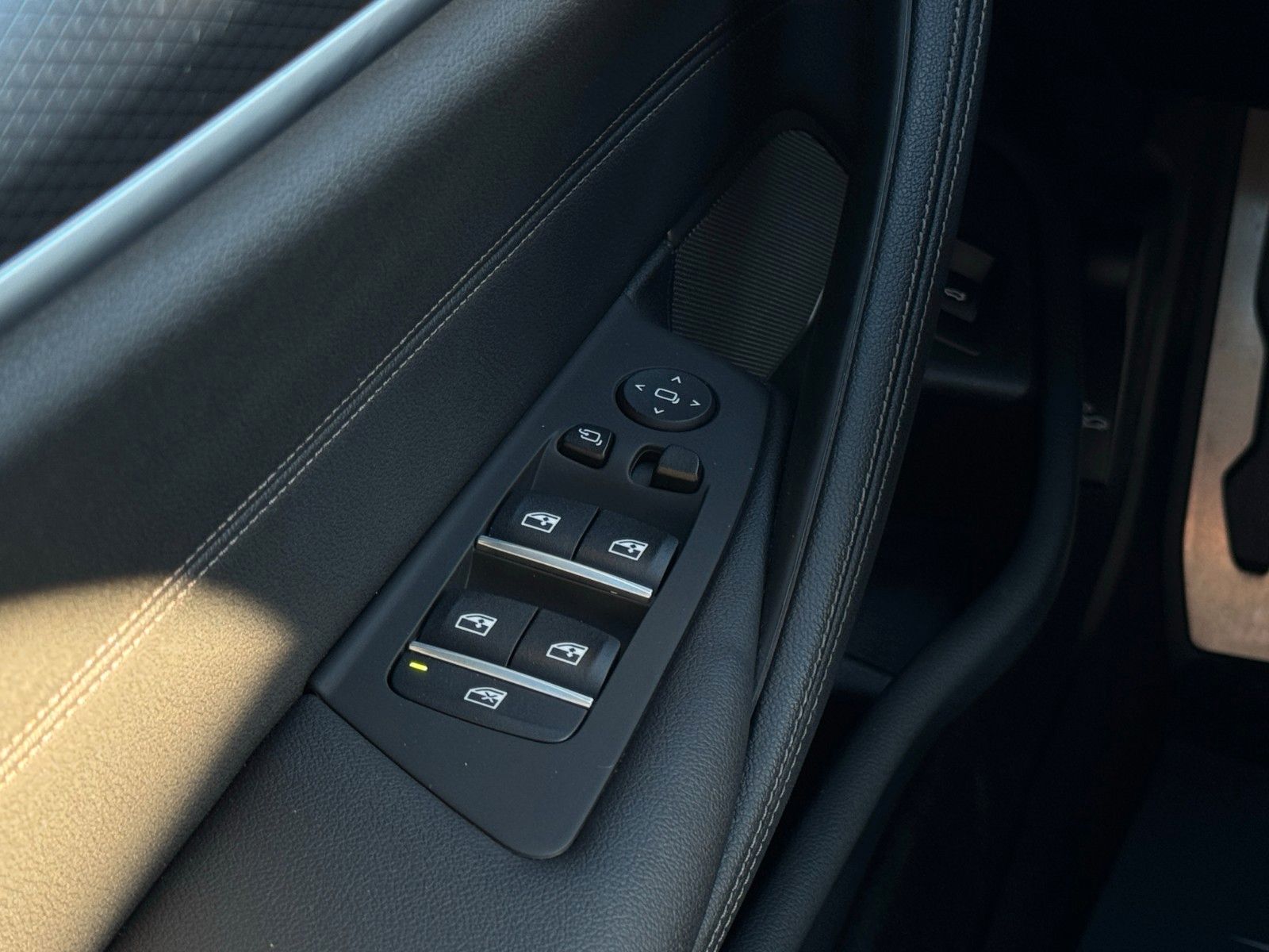 Fahrzeugabbildung BMW 530d Touring M Sport Shad HuD H&K LHZ SHZ Leder