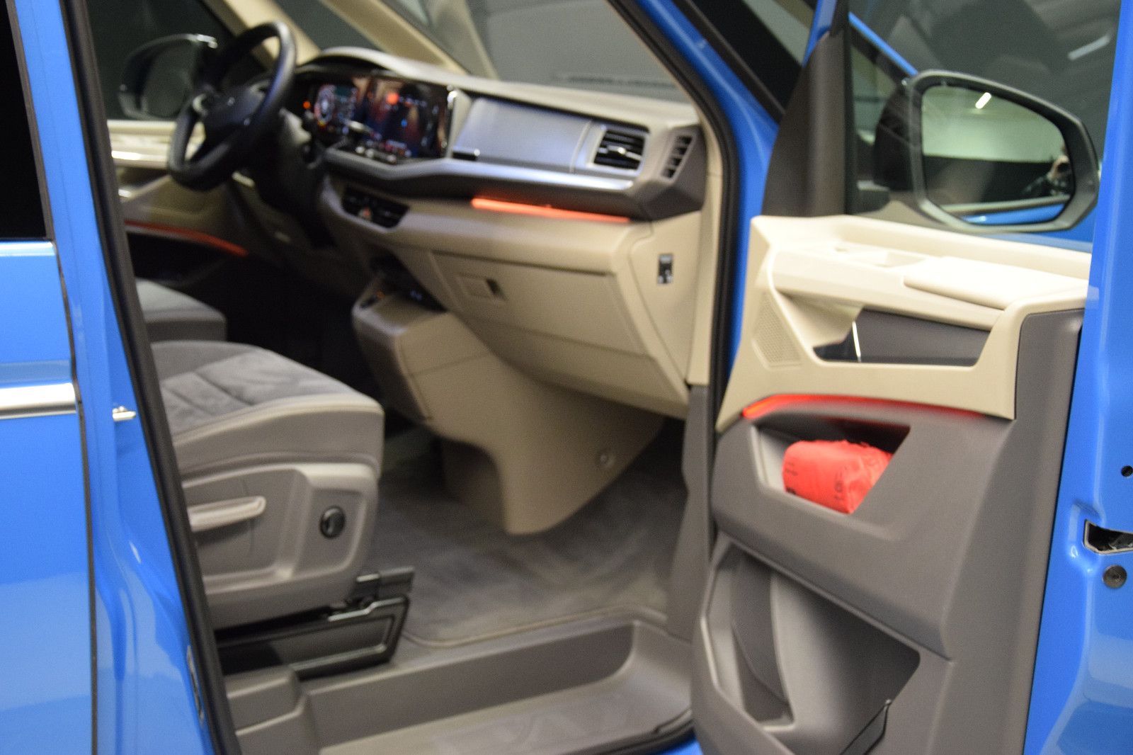 Fahrzeugabbildung Volkswagen T7 Multivan Style DSG Pano vis-a-vis Matrix AHK