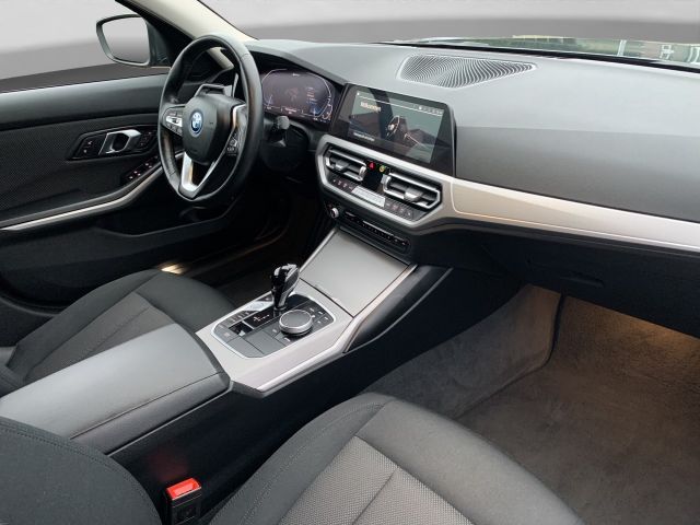 Fahrzeugabbildung BMW 330e Touring Advantage+Laser+Head up+Memory+DAB