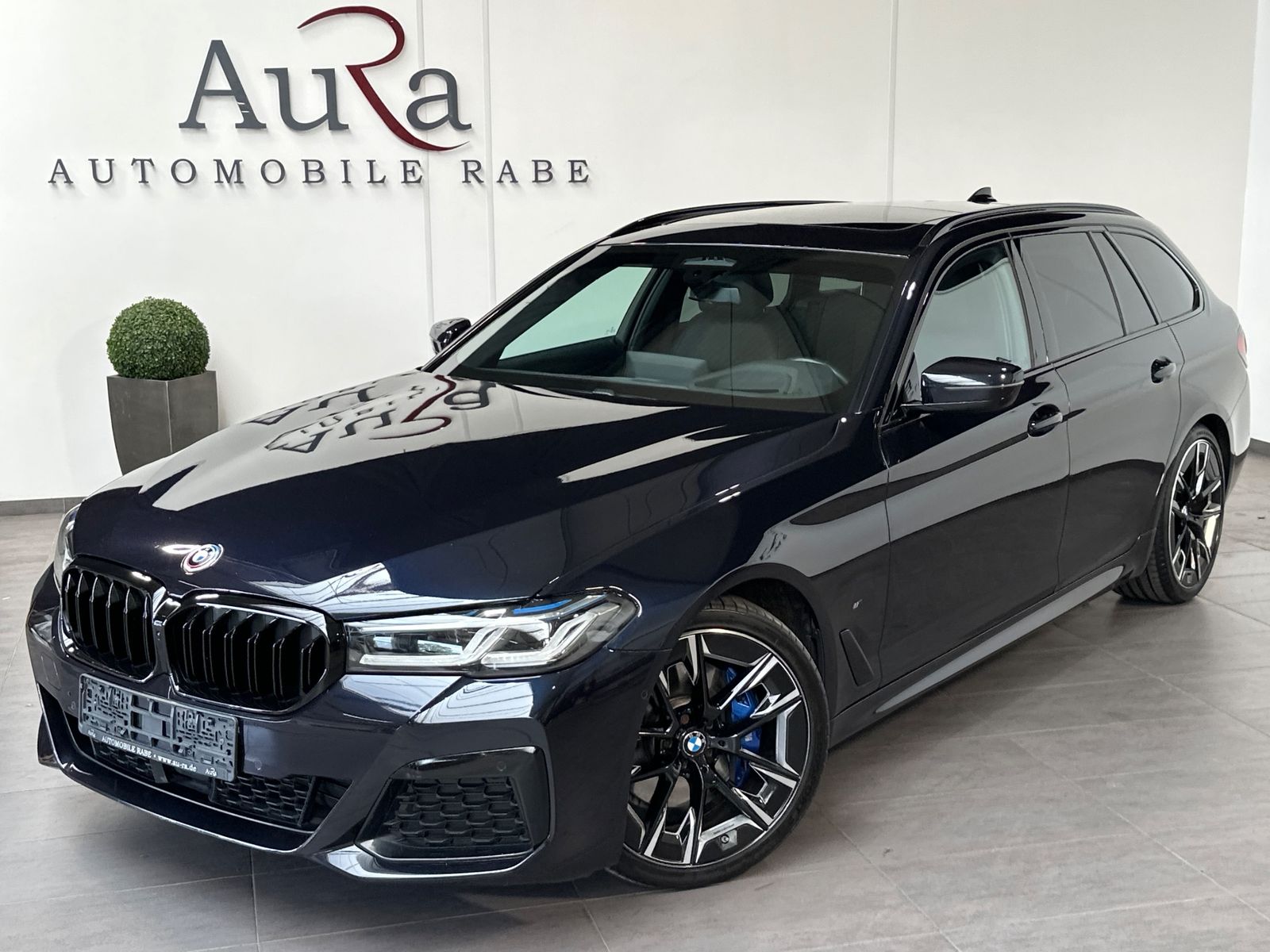 Fahrzeugabbildung BMW 520d Touring M-Sport NAV+LED+PANO+AHK+STHZG