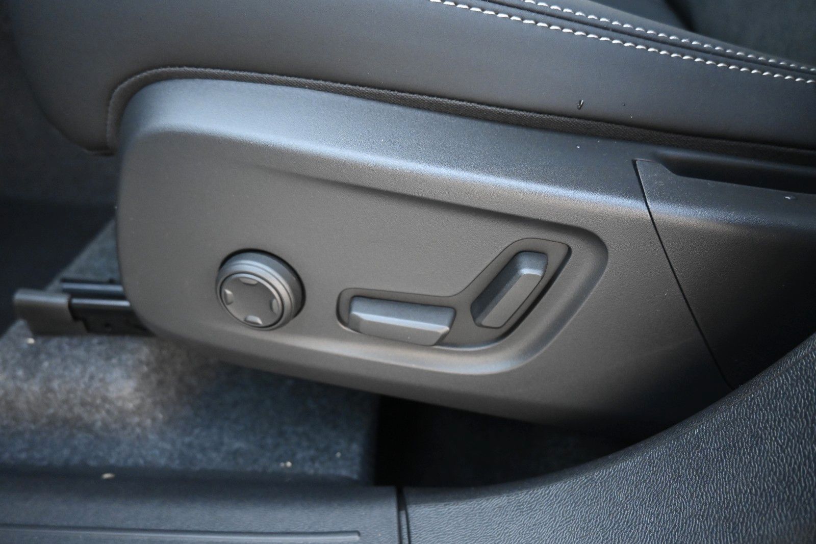 Fahrzeugabbildung Volvo XC40 B4 DKG Plus Black Edition*STDHZG*360*ACC