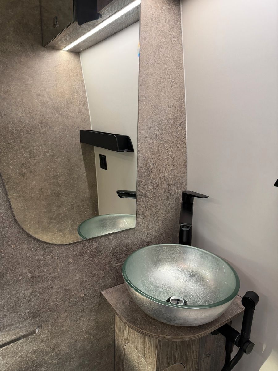 Fahrzeugabbildung Robeta Adonis - Luxus Campervan mit Aufstelldach