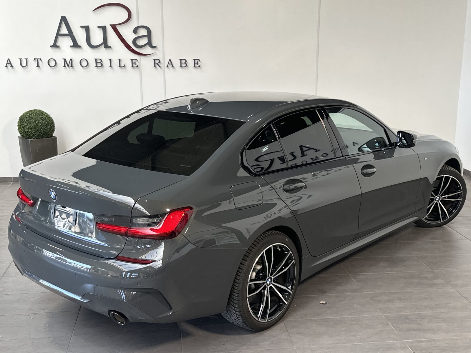 Fahrzeugabbildung BMW 330e M-Sport NAV+LASER+HEAD-UP+19ZOLL+KAMERA+H&K