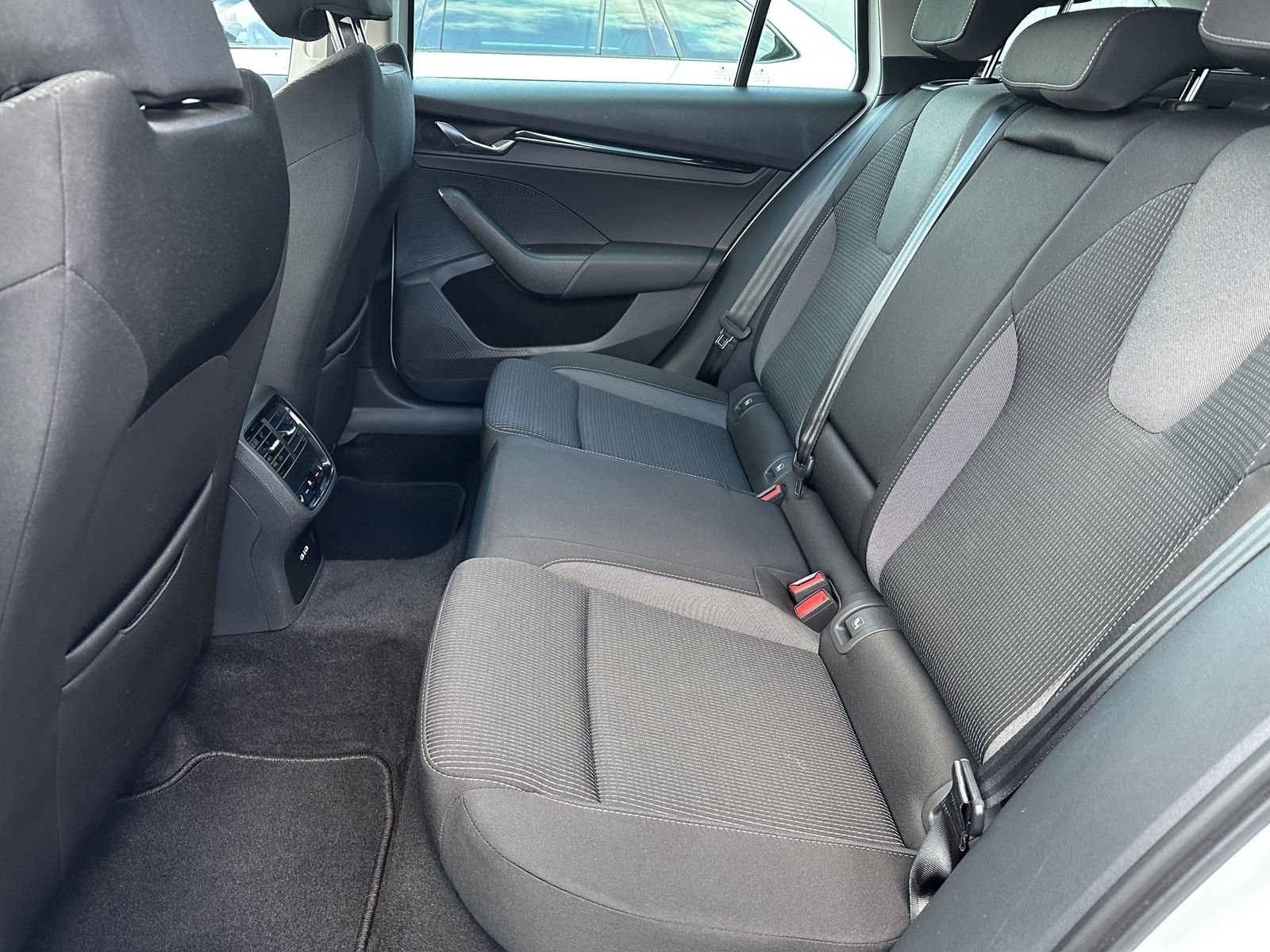 Fahrzeugabbildung SKODA Octavia Combi 2.0 TDI DSG Ambition NAV+LED+VCOCK