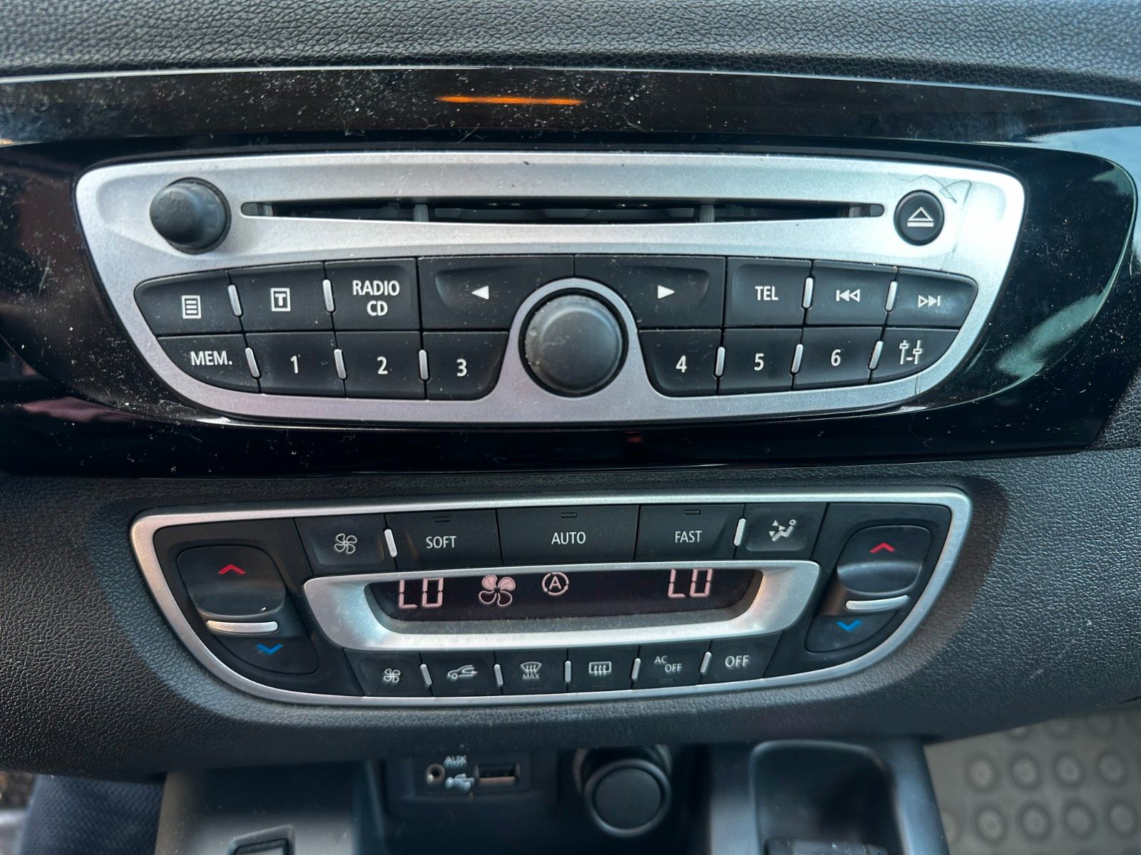 Fahrzeugabbildung Renault Scenic III BOSE / Teilleder / Klimaaut./ Navi.