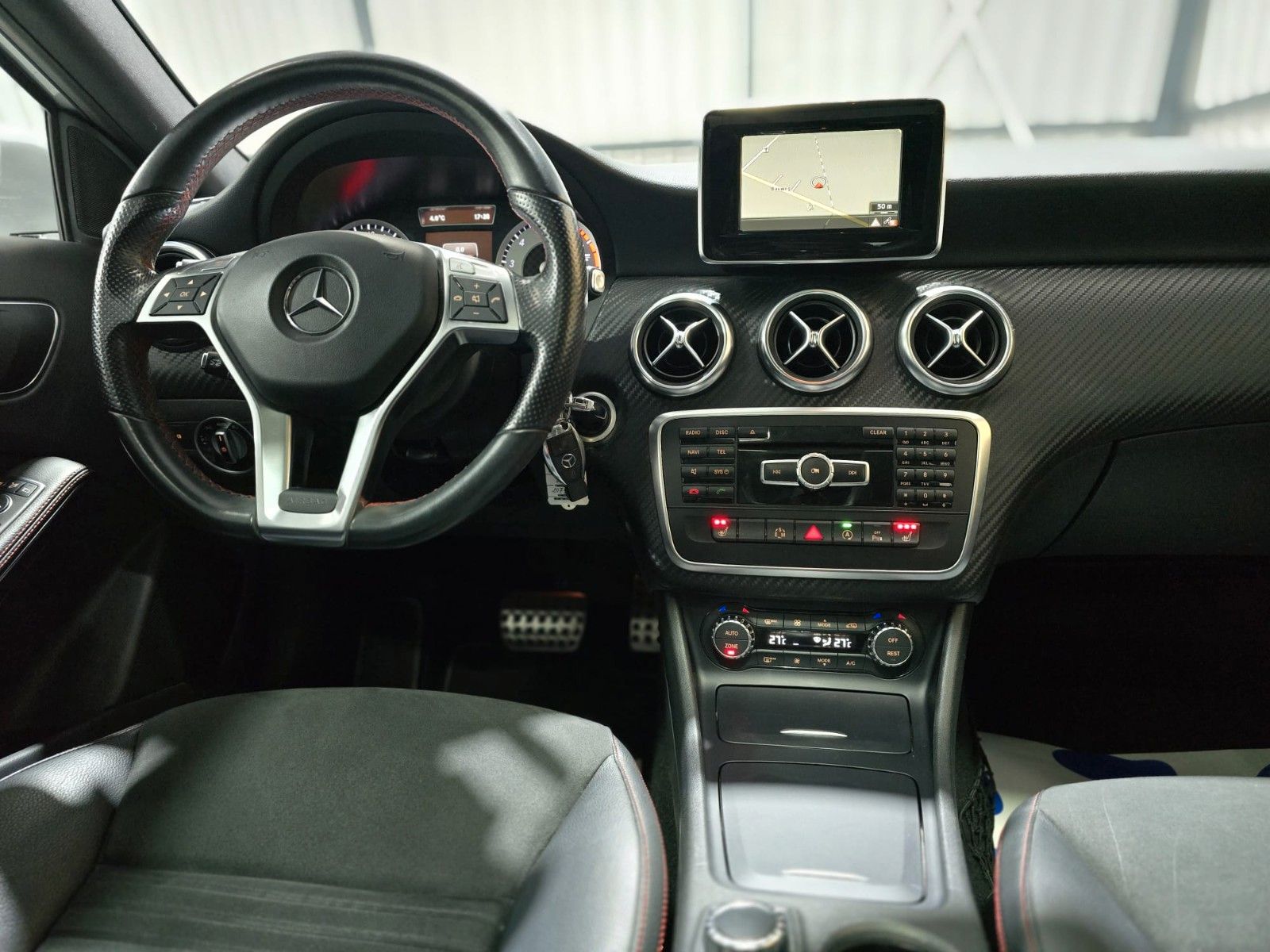 Fahrzeugabbildung Mercedes-Benz A250 AMG-Line/Panorama/Navi/8fach/TÜV-NEU