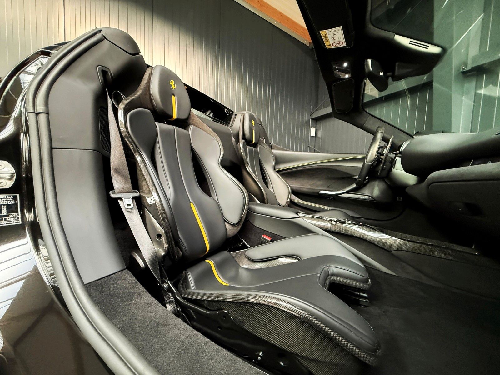 Fahrzeugabbildung Ferrari 296 GTS + Nero Extracampione + Racing Seats