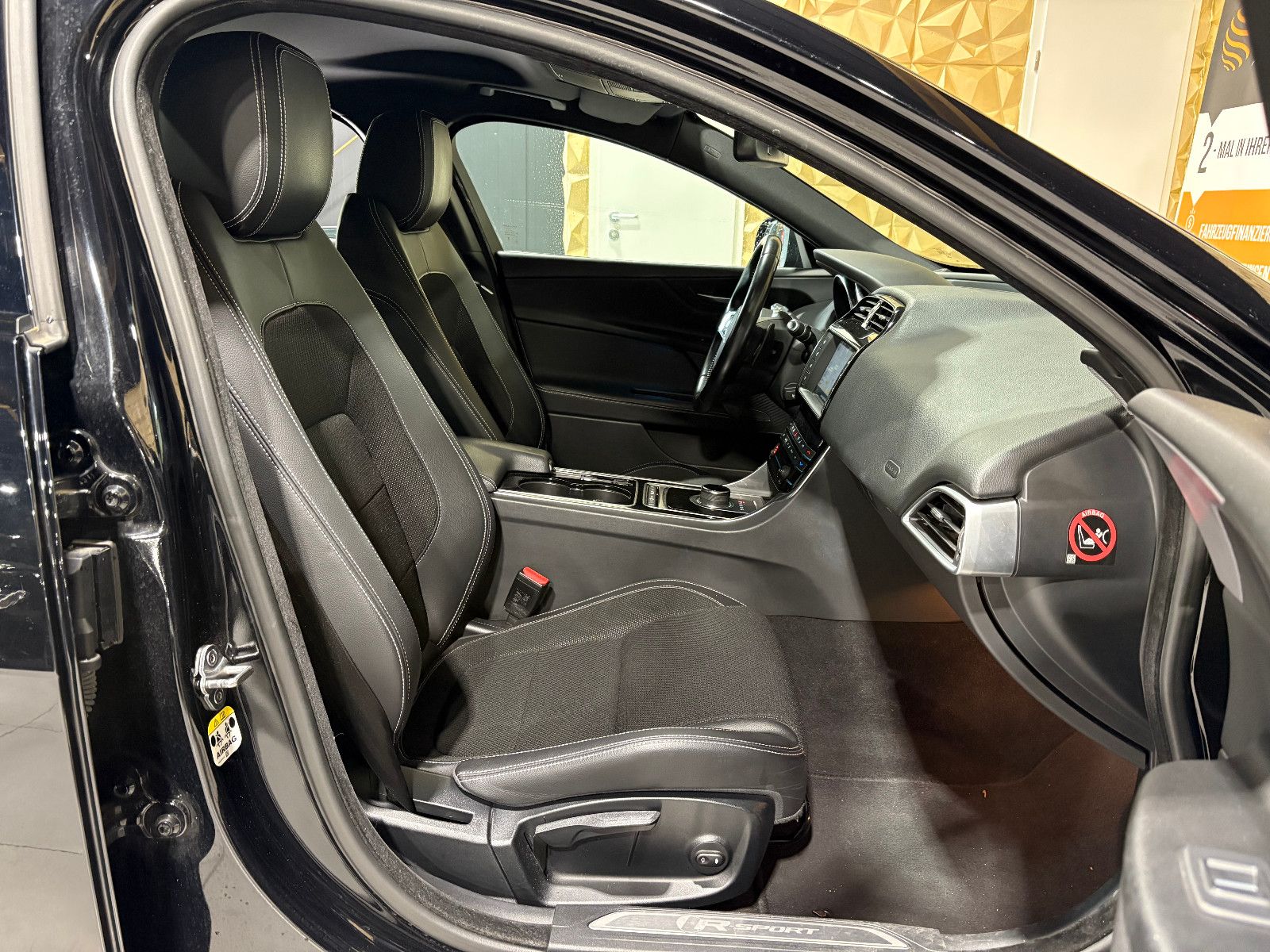 Fahrzeugabbildung Jaguar XE /TEMPOMAT/NAVI/SHZ/KLIMA/BI-XENON/SPURHALTE