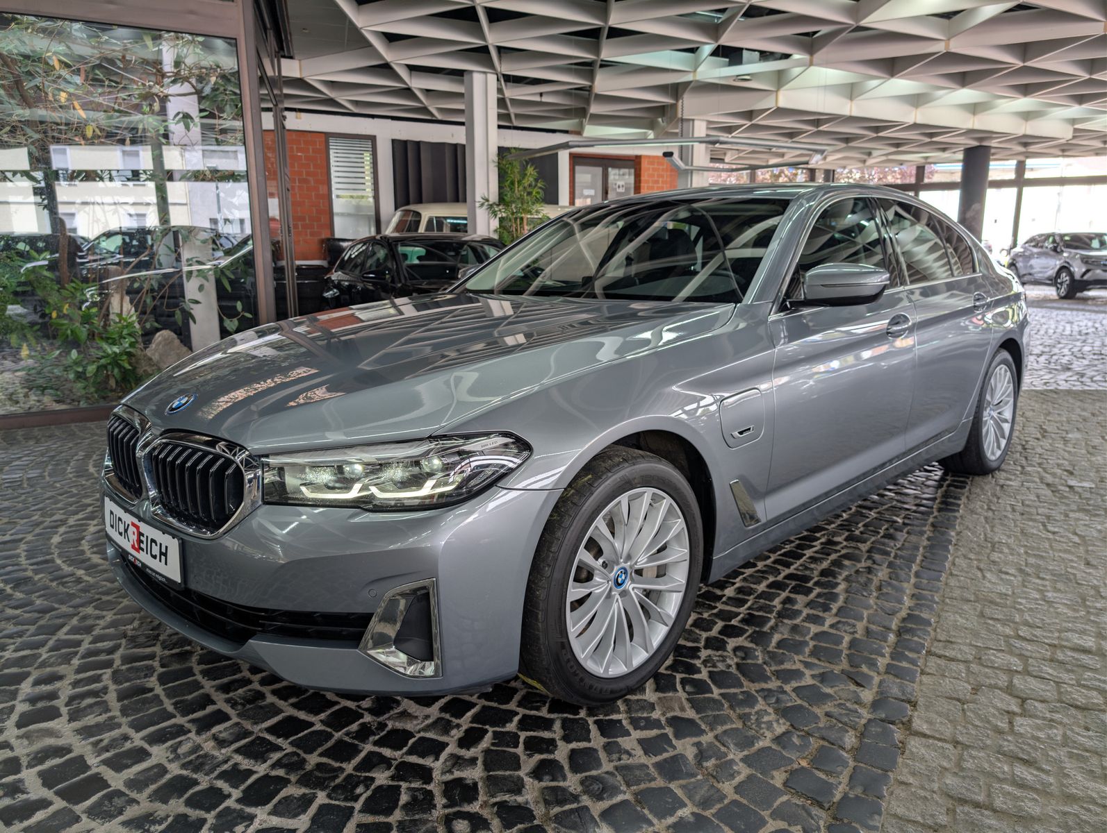 Fahrzeugabbildung BMW 530 e Luxury Line HEV AHK LED LEDER SHZ SoH 97%