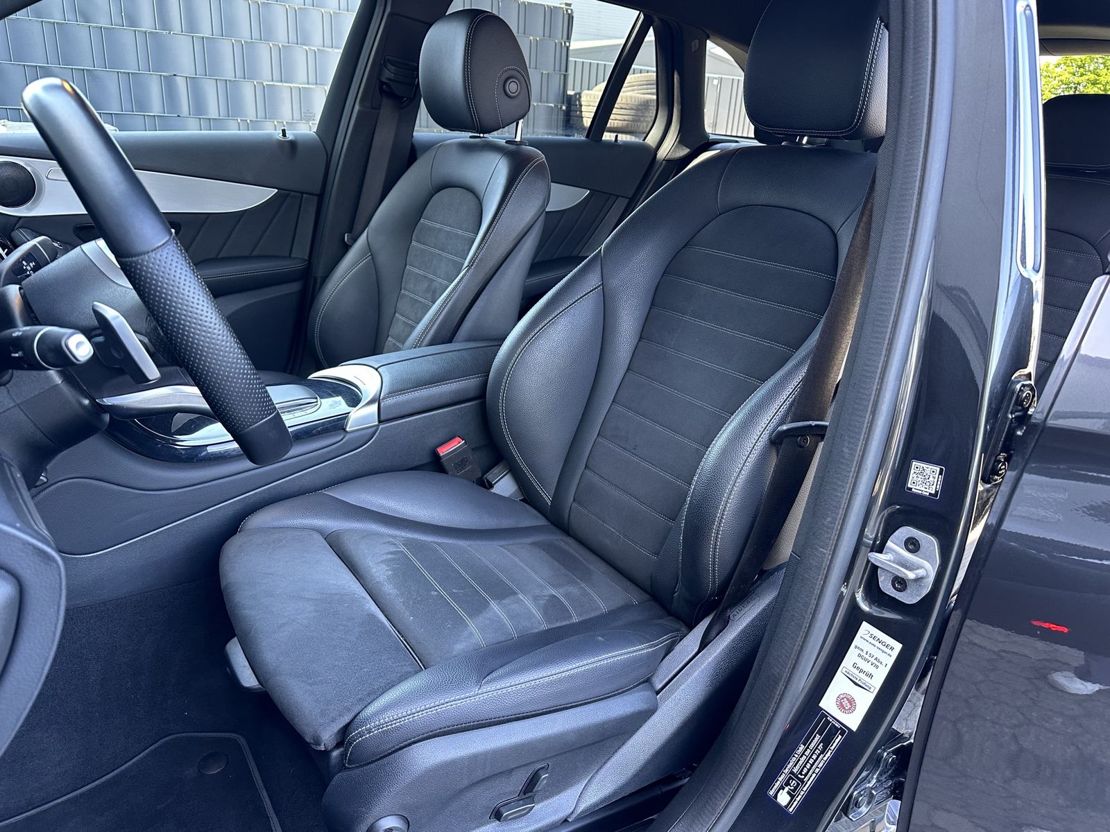 Fahrzeugabbildung Mercedes-Benz GLC 220d 4Matic AMG-Line NAV+LED+AHK+CARPLAY+SHZ