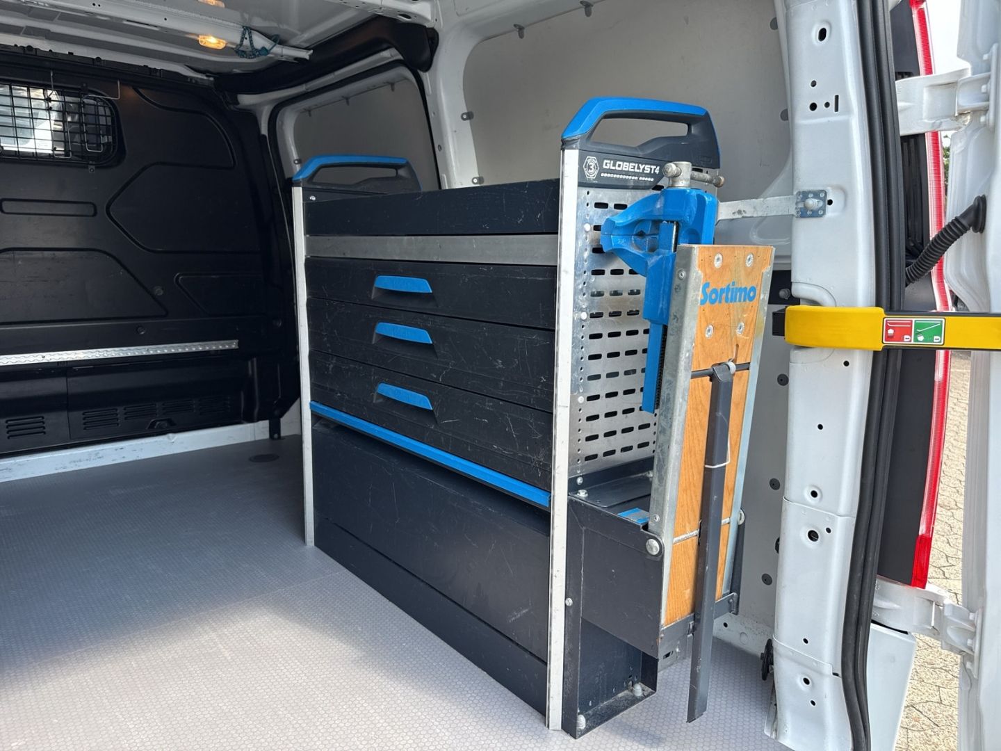 Fahrzeugabbildung Ford Transit Kasten 300 L1 Trend mit Sortimo Regalaus