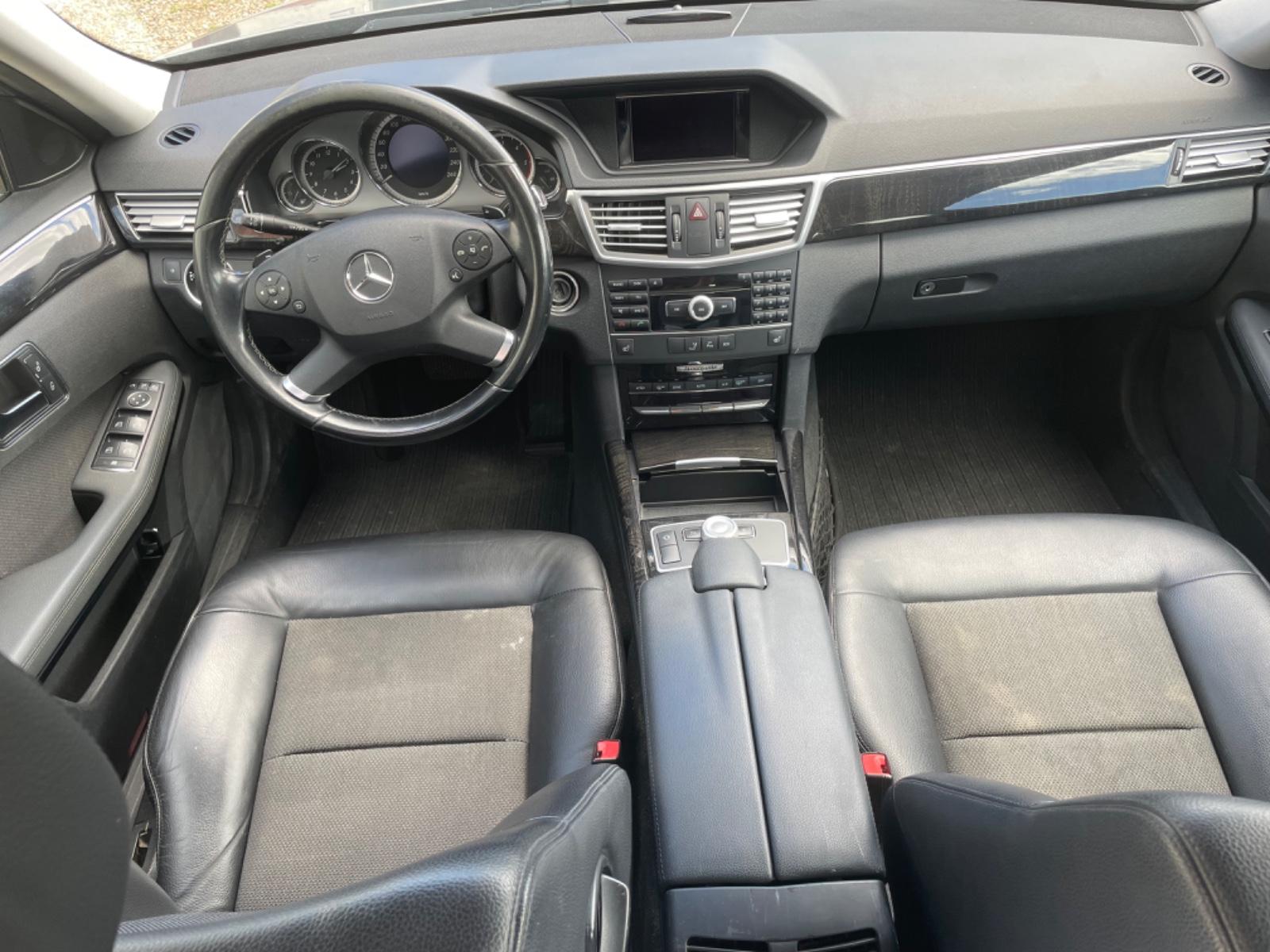 Mercedes-Benz E220 2012 — салон