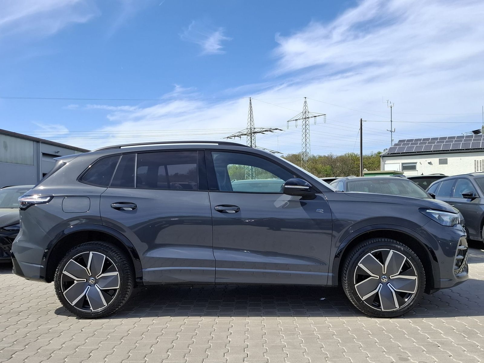 Fahrzeugabbildung Volkswagen Tiguan 2.0 TDI R-Line 4M Pano*Black*Matrix*AHK