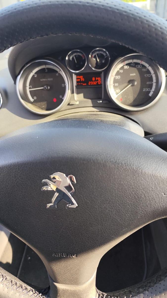 Peugeot 308 2011 — interior