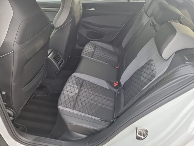 Fahrzeugabbildung Volkswagen Golf VIII 1.5 eTSI R-LINE BLACK-STYLE LED-PLUS K