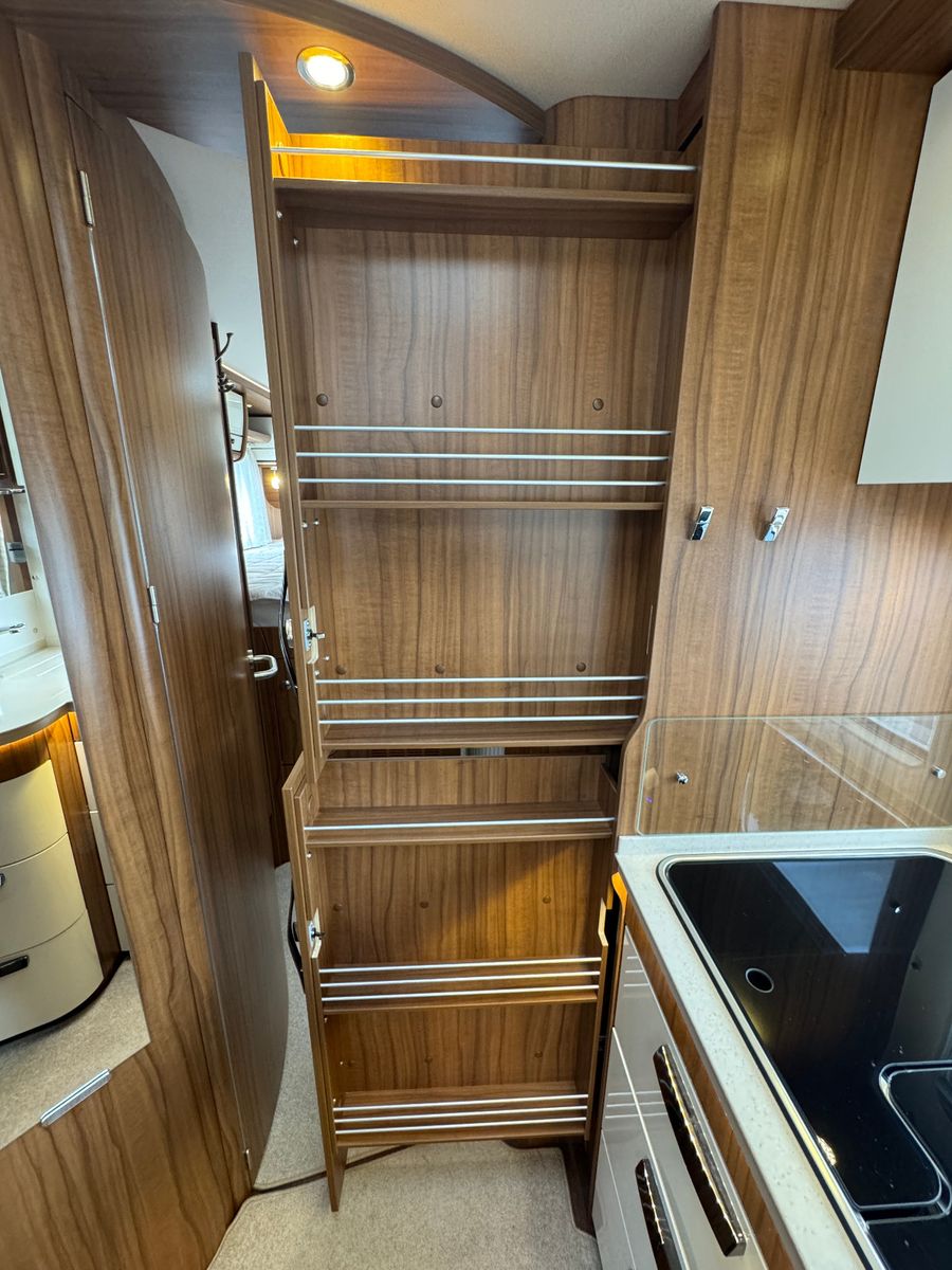 Fahrzeugabbildung HYMER / ERIBA / HYMERCAR B-KLASSE 680 STARLINE MB 3.0 D V6 HYD HÜBSTÜTZEN