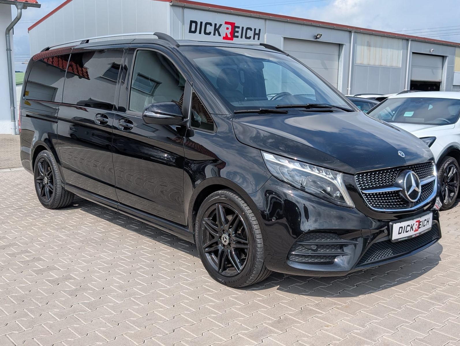 Fahrzeugabbildung Mercedes-Benz V 250 d AMG lang LEDER*DISTR.*BURM.*StandH.*LED