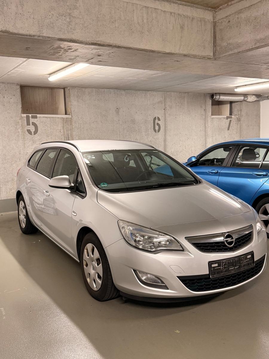 Opel Astra 2011 — rear view