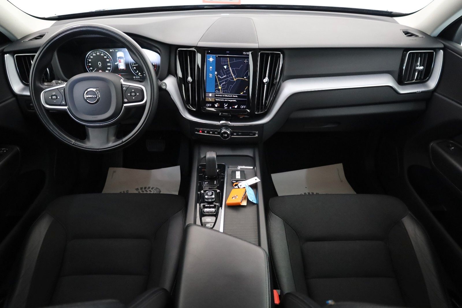 Fahrzeugabbildung Volvo XC60 Momentum Pro T.Leder,Navi,LED,Kamera,Apple