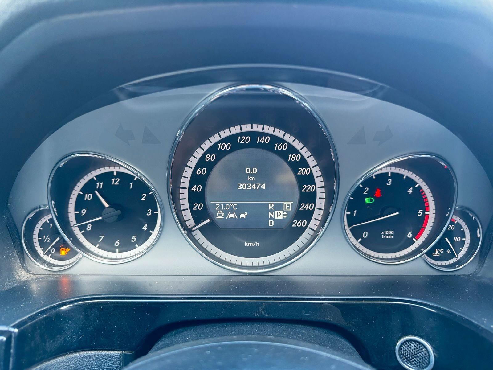 Mercedes-Benz E350 2010 — салон