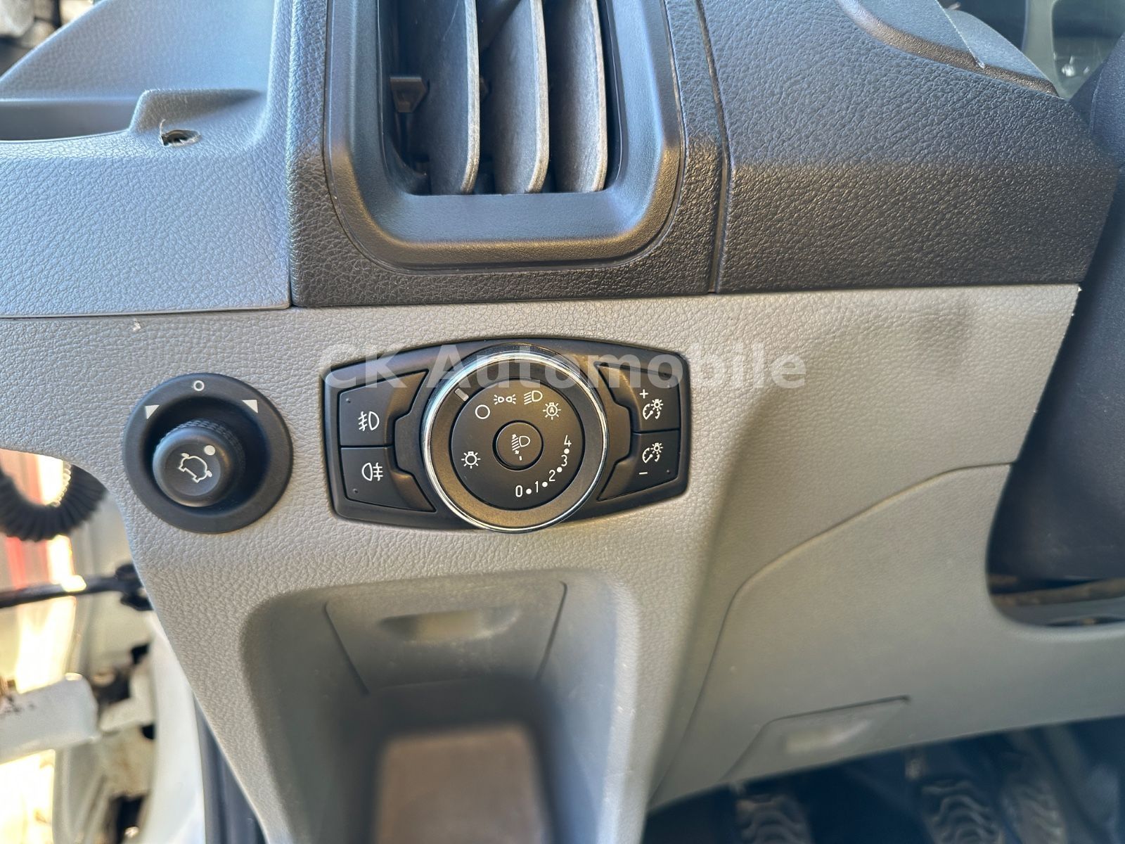 Fahrzeugabbildung Ford Transit Pritsche 350 L2 DoKA/7 Sitze/Klima/AHK