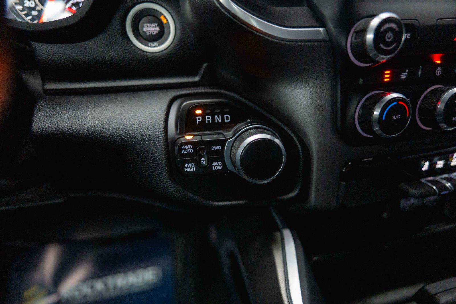 Fahrzeugabbildung Dodge RAM 5.7 V8 HEMI 4x4 Offroad Night-Paket LED 19%