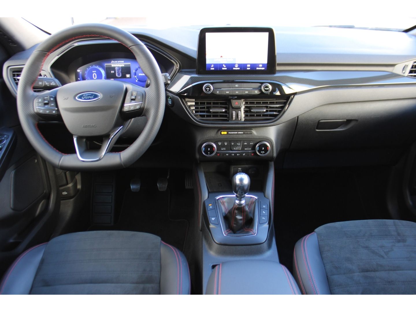 Fahrzeugabbildung Ford Kuga ST-Line X LED AHK Navi GJR Pano  RFK VZE TW