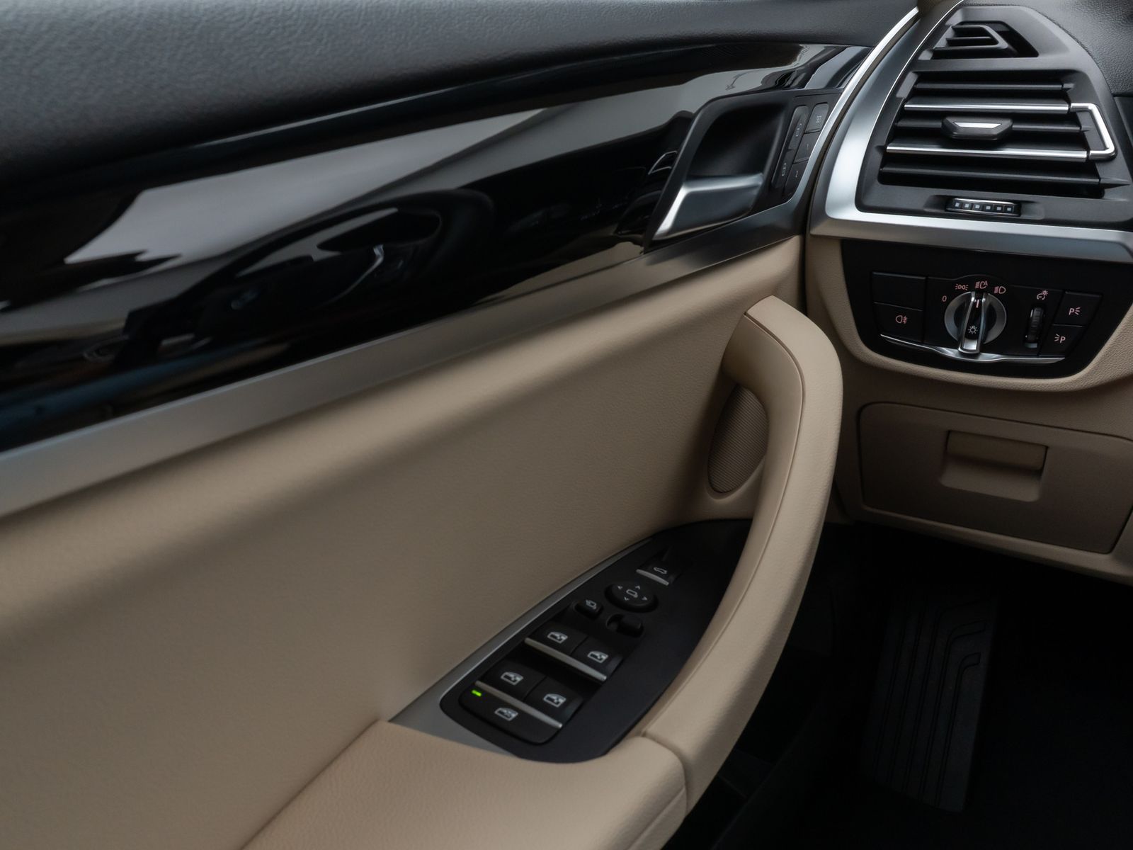 Fahrzeugabbildung BMW X3 xD20d  Kamera DAB HiFi Lnkrhzg Komfort Sport