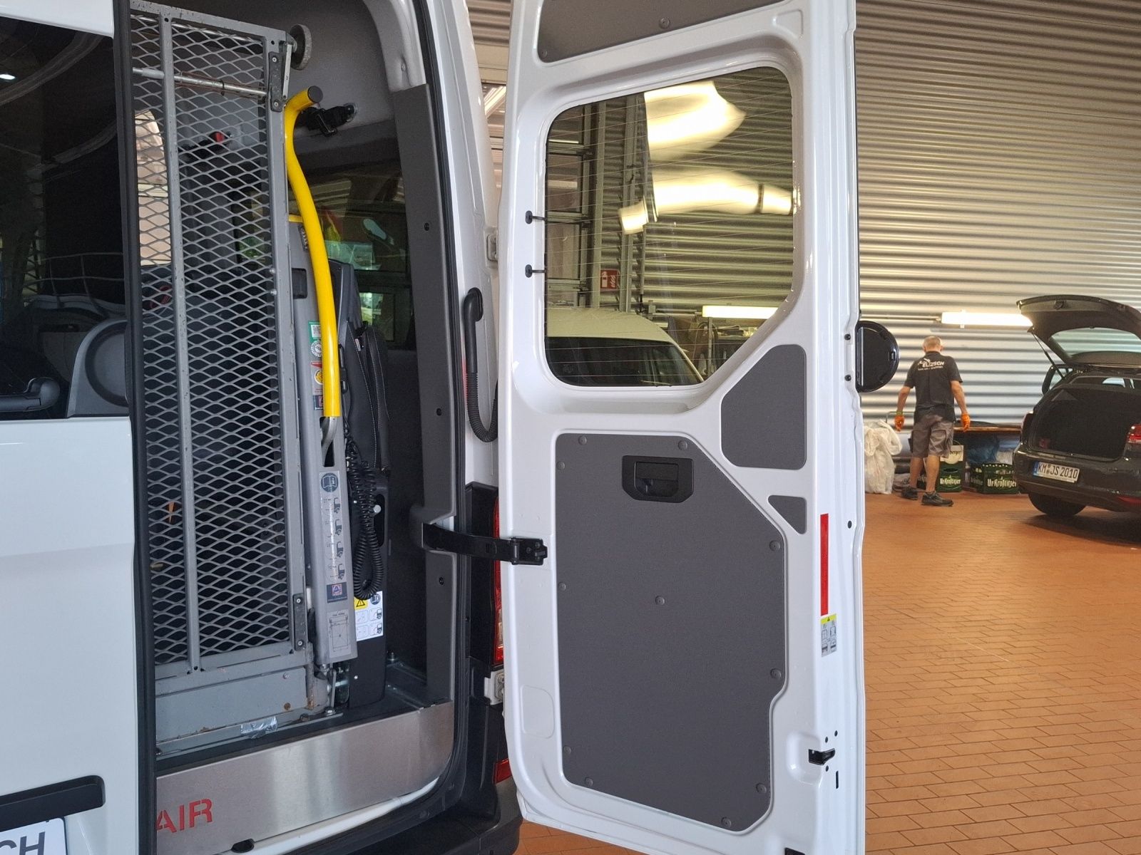 Fahrzeugabbildung Volkswagen Crafter Kombi 35 MR DSG 4Mo.8-Si Rollstuhlrampe