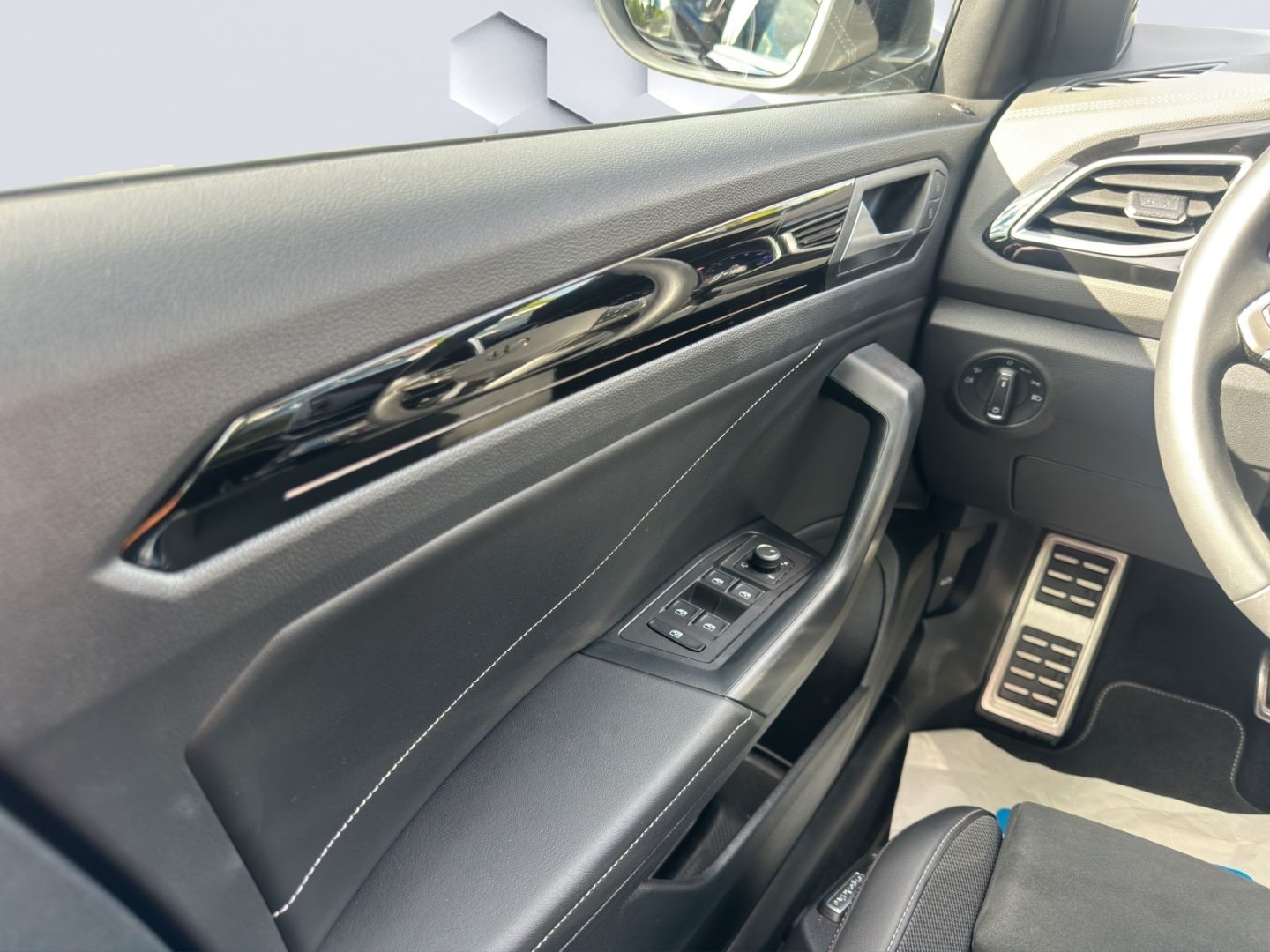 T-Roc 1.5 TSI R-Line DSG AHZV LED PDC Rückfahrka