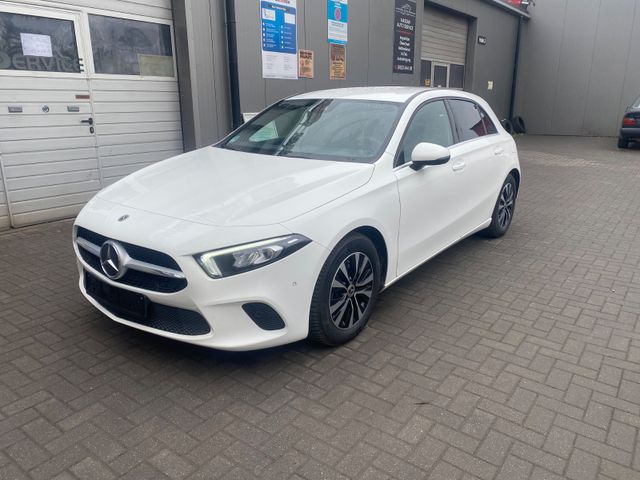 MERCEDES-BENZ A 180 d / NAVI / PDC / Teil Leder