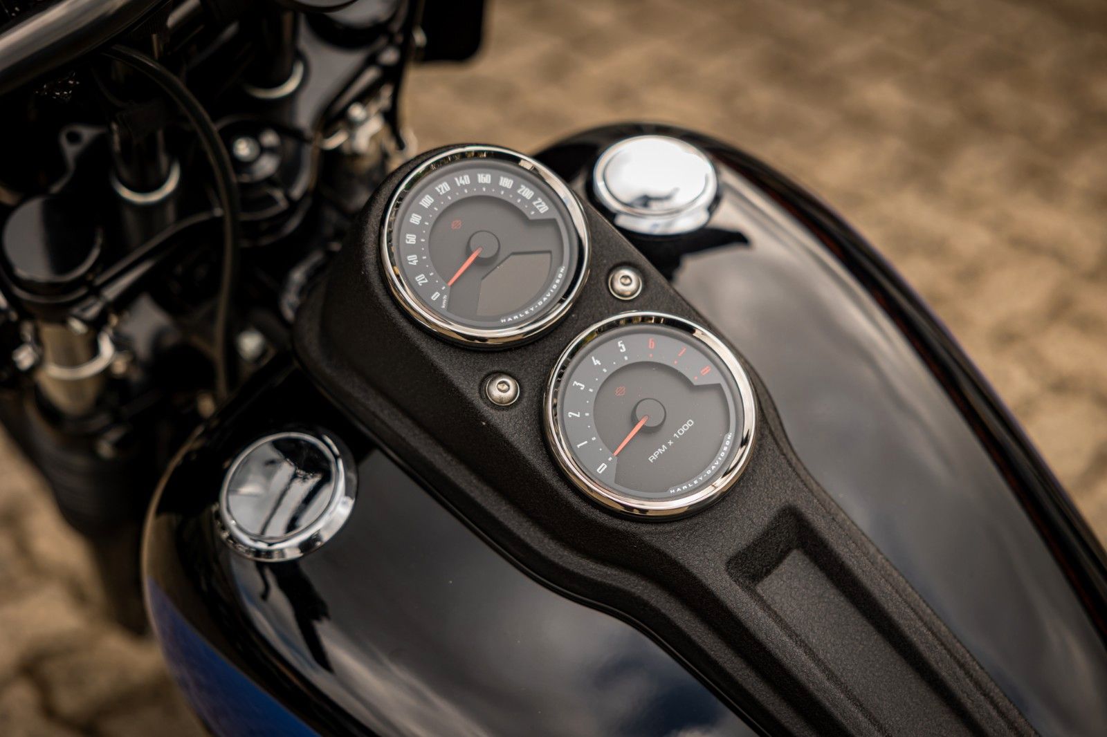Fahrzeugabbildung Harley-Davidson FXLR LOW RIDER - JEKILL & HYDE -