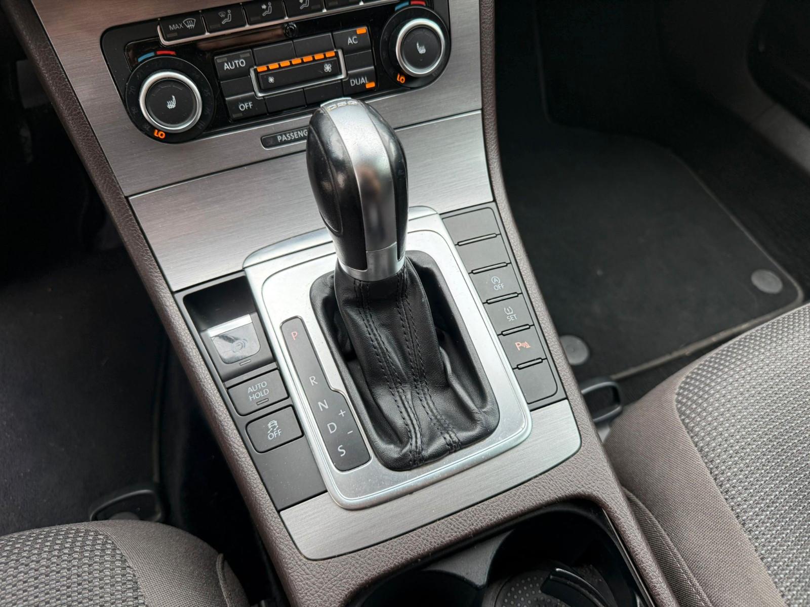 Volkswagen Passat 2011 — photo 16
