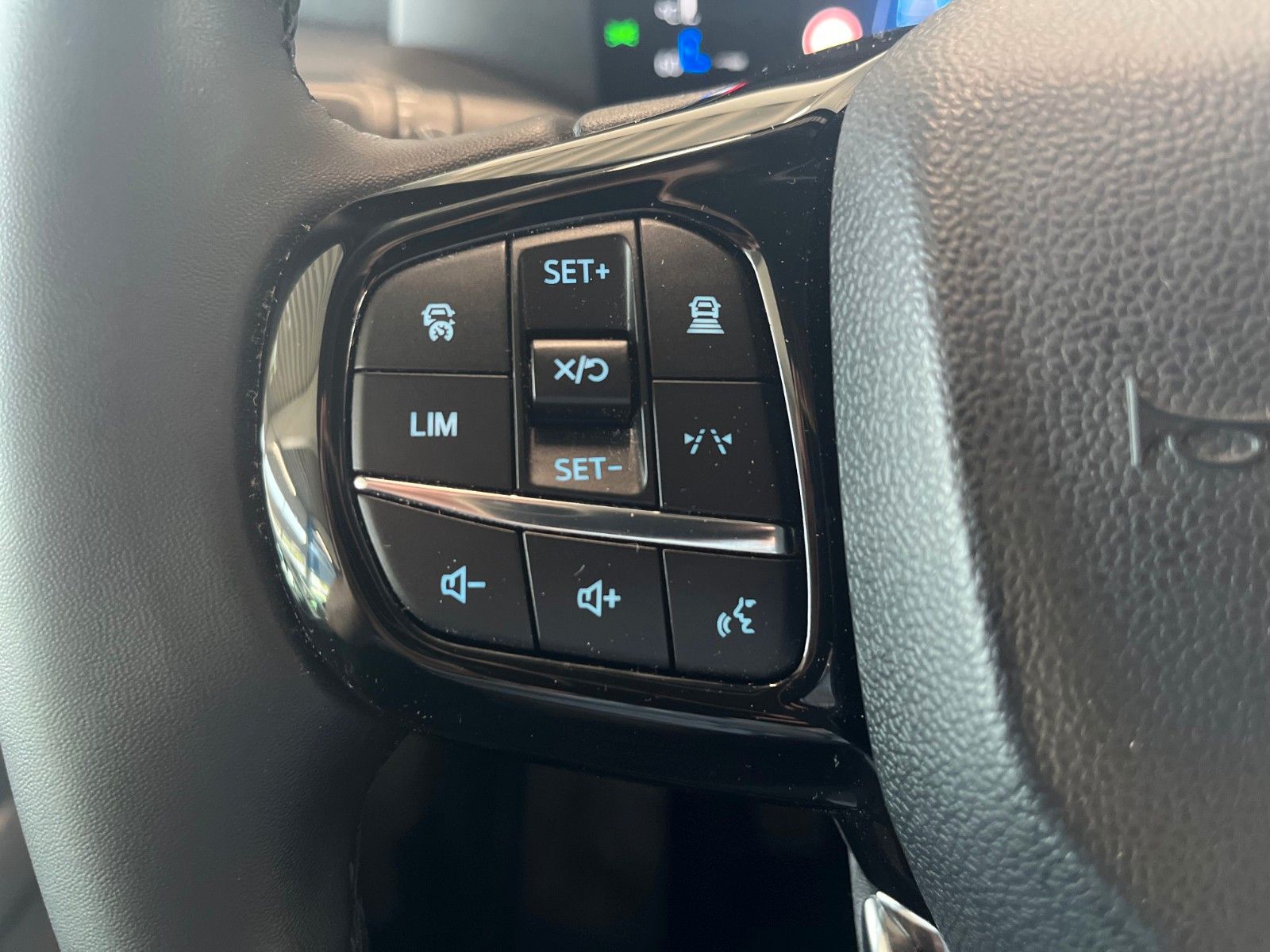 Fahrzeugabbildung Ford Transit Custom L1 TREND LED NAVI CAM ACC SHZ uvm