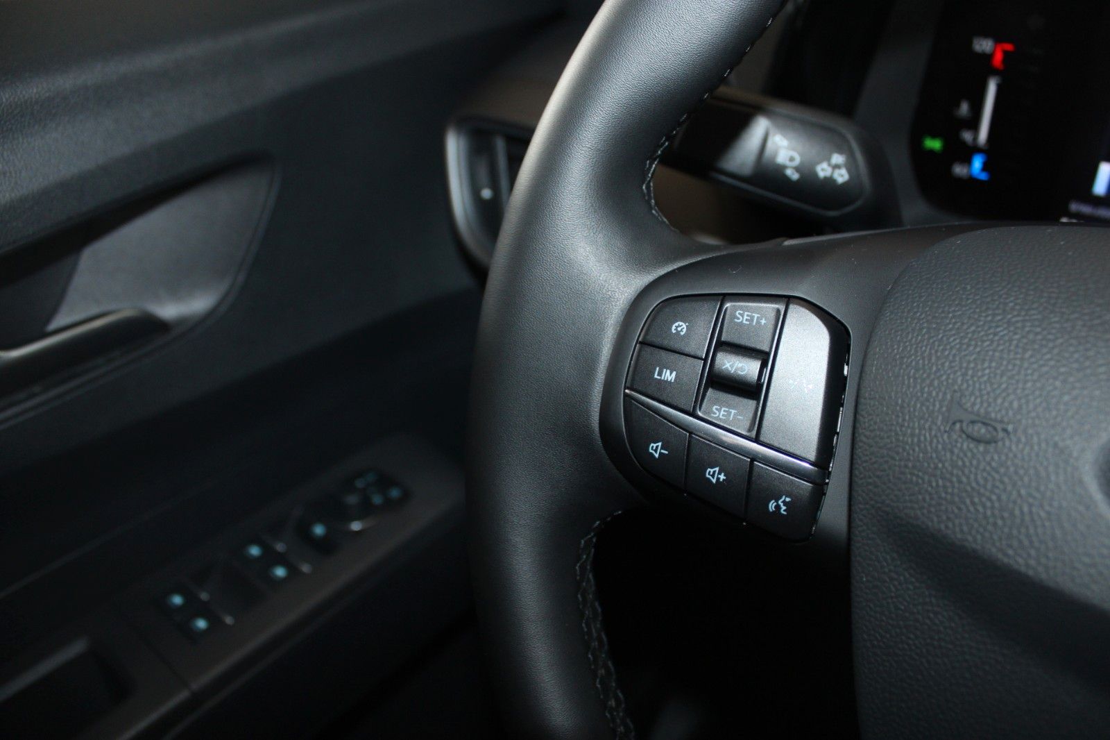 Fahrzeugabbildung Ford Tourneo Courier Titanium Automatik FahrerAssPak