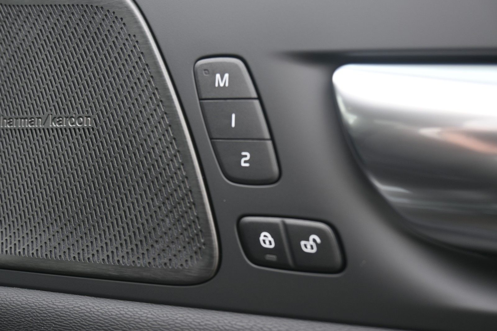 Fahrzeugabbildung Volvo XC60 Recharge T6 AWD Plus Dark