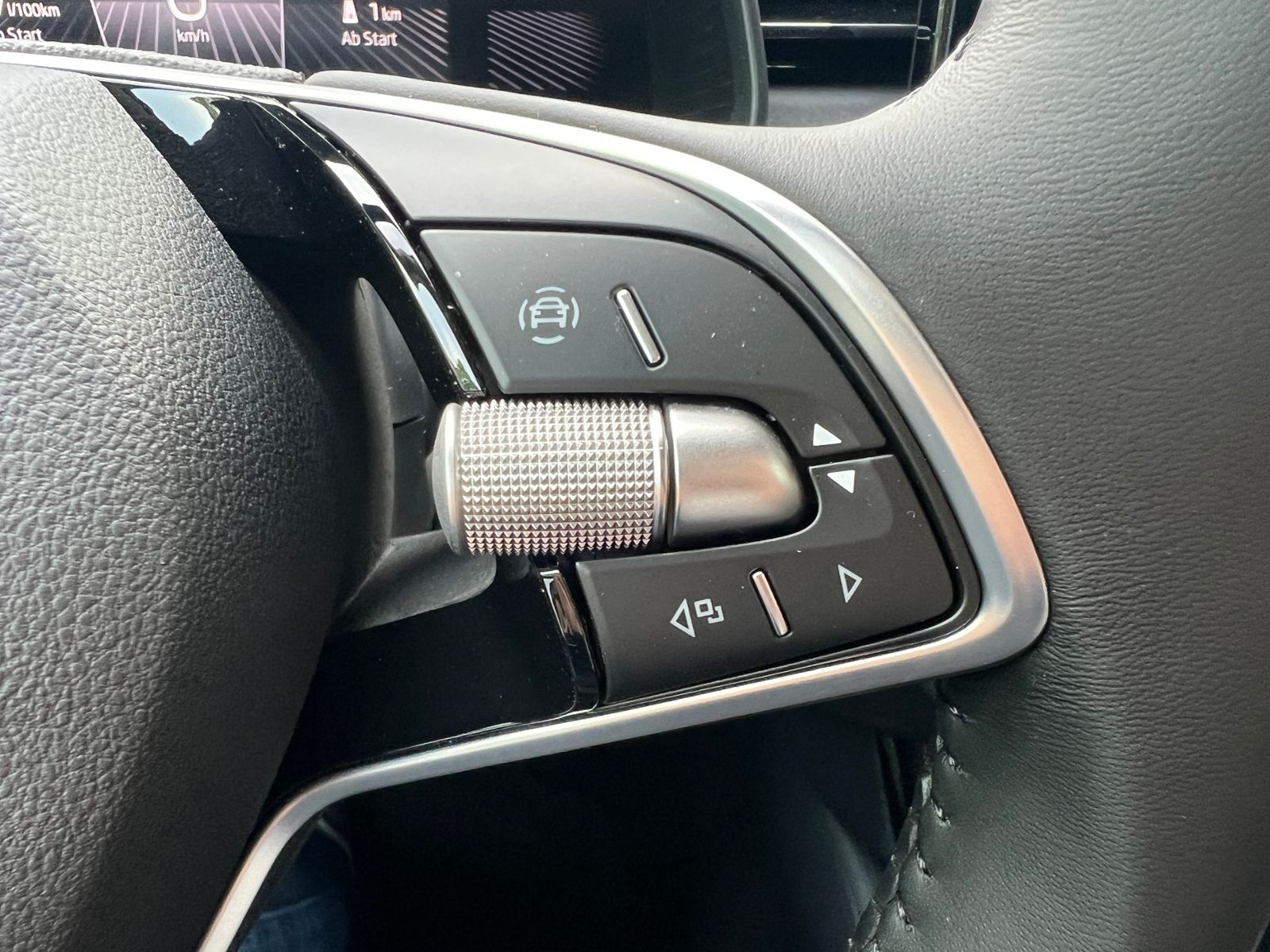 Fahrzeugabbildung SKODA Kamiq Essence 1.0 TSI DSG *Vorb. AHK, LED, Sitzh