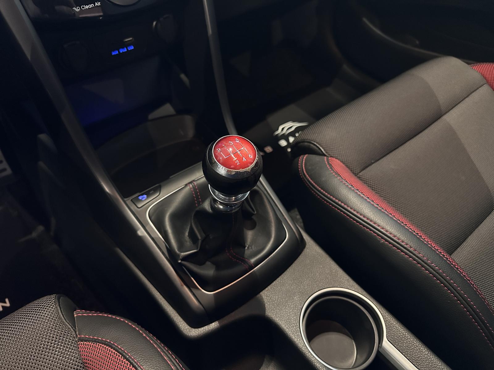 Hyundai i30 Turbo *1. HAND, NAVI, RFK, SCHECKHEFT*
