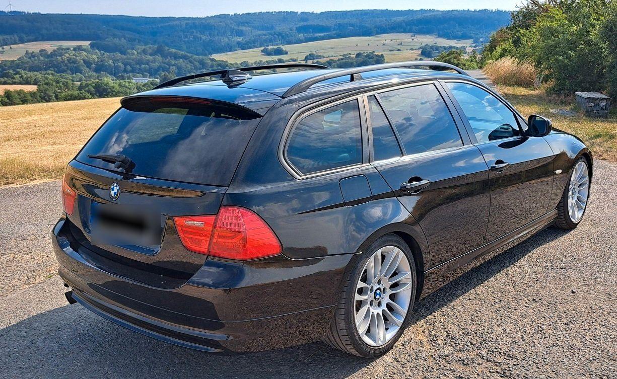 BMW 318 2009 — interior