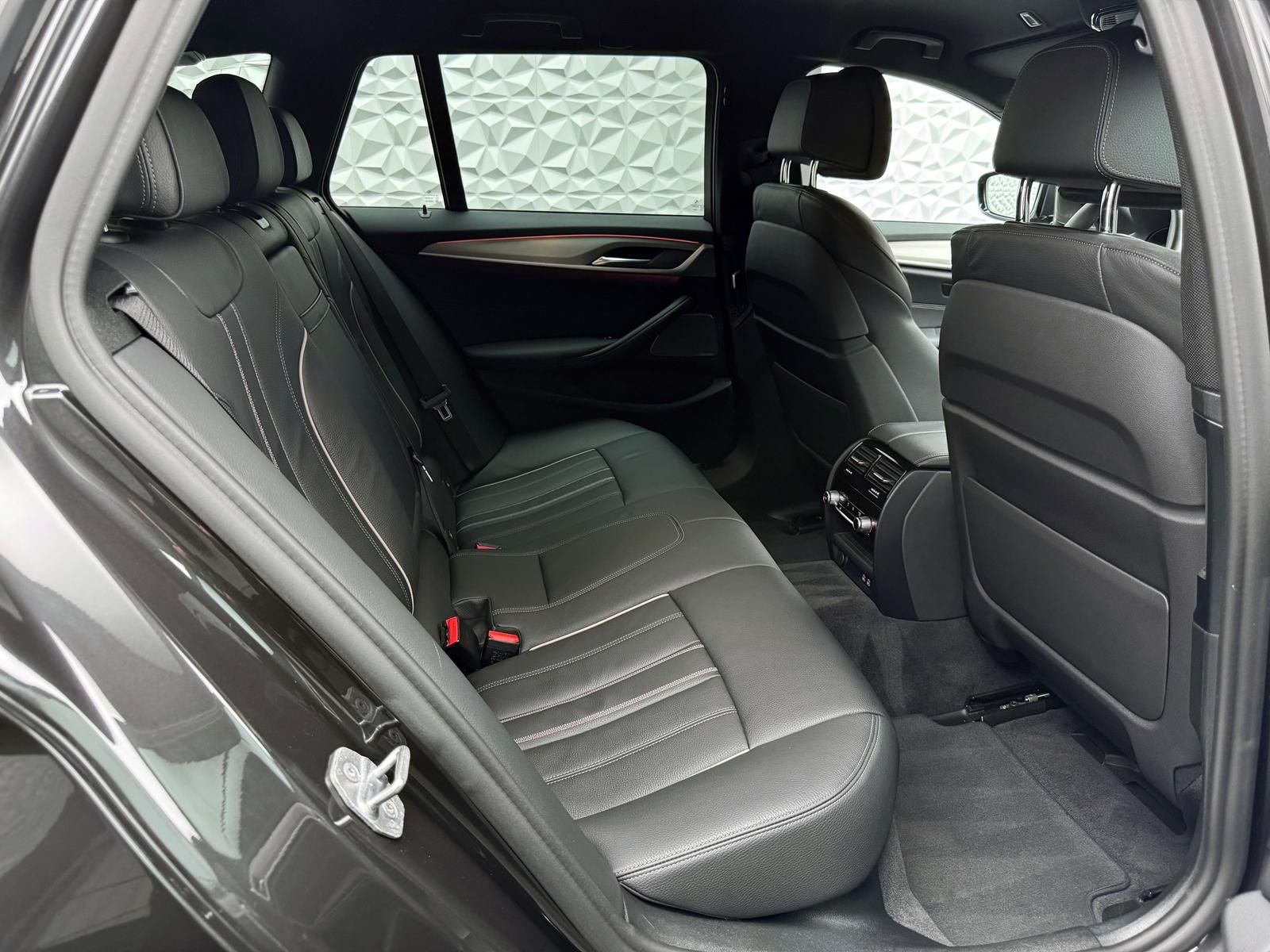 Fahrzeugabbildung BMW d*XDRIVE*M-PAKET*AHK*H&K*LIVE*360°HUD*KEYL*DAB