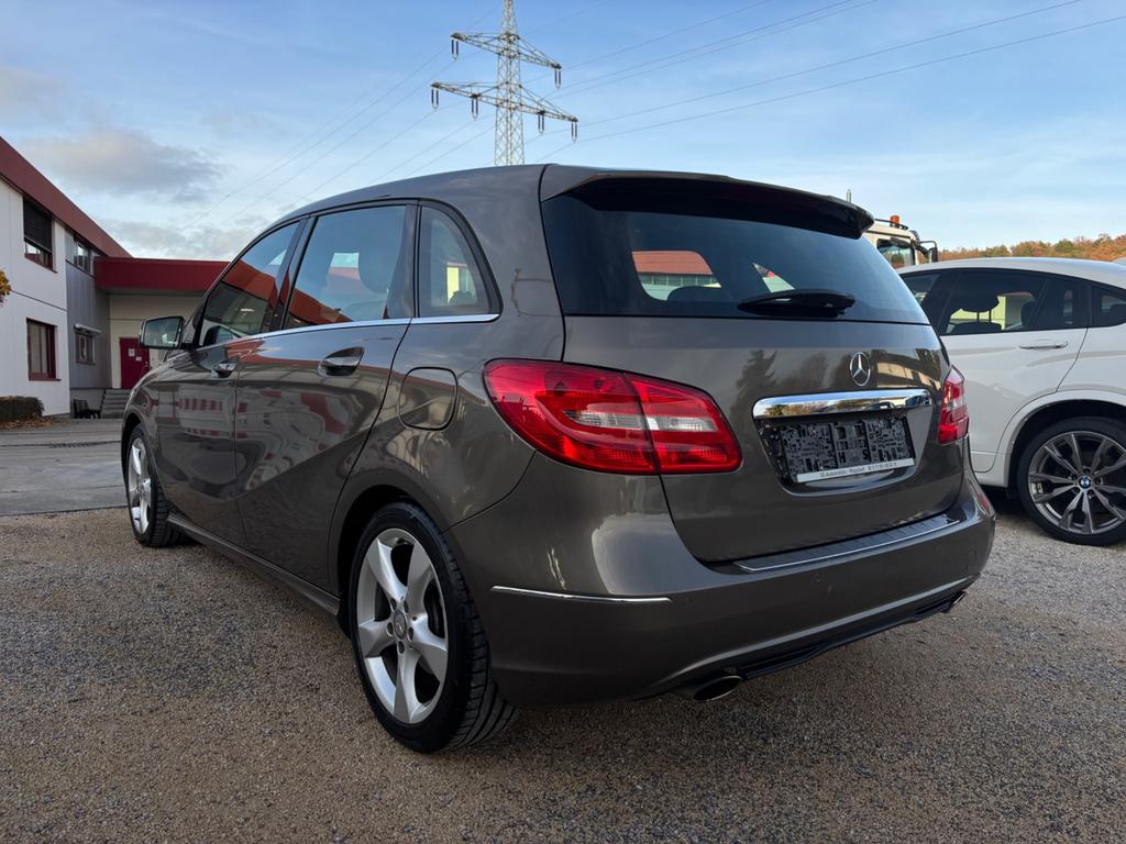 Mercedes-Benz B 180