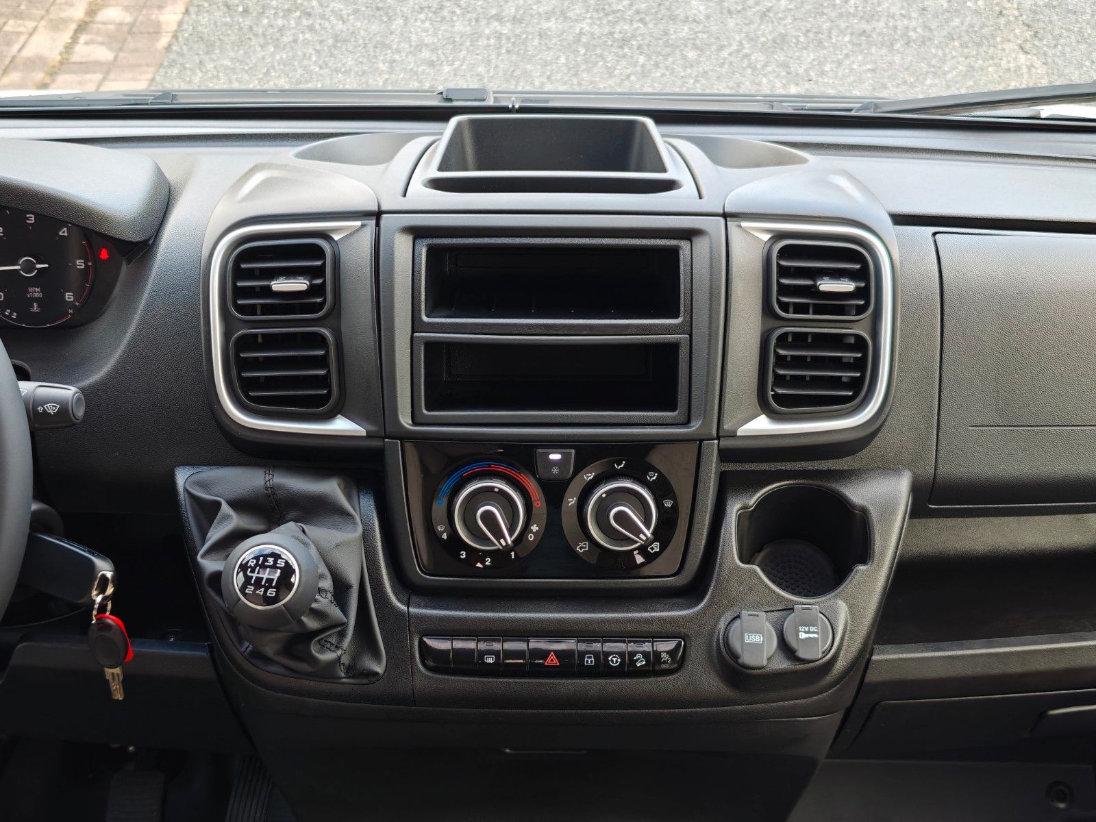 Fahrzeugabbildung LMC Tourer T 660 G -  663 70 Jahre, 140PS -