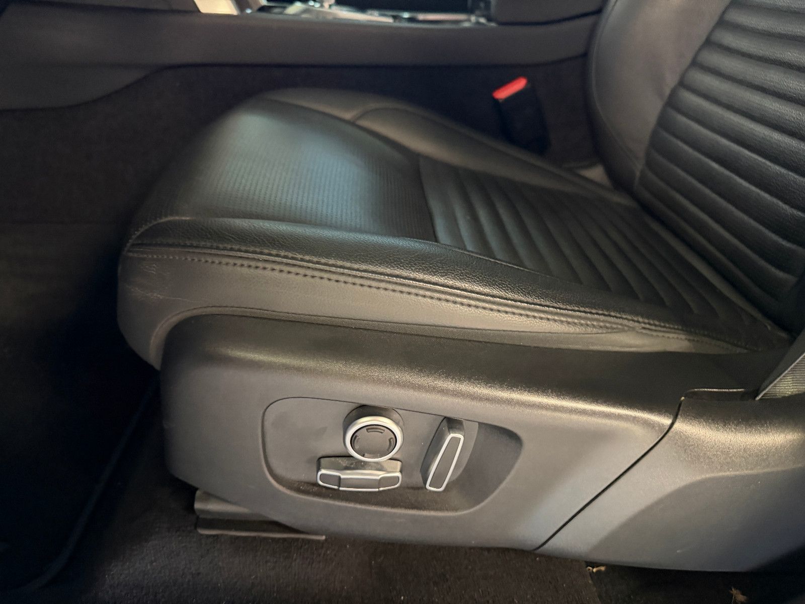 Fahrzeugabbildung Land Rover Discovery Sport SE AWD/PANO/KAMERA/LEDER/LED