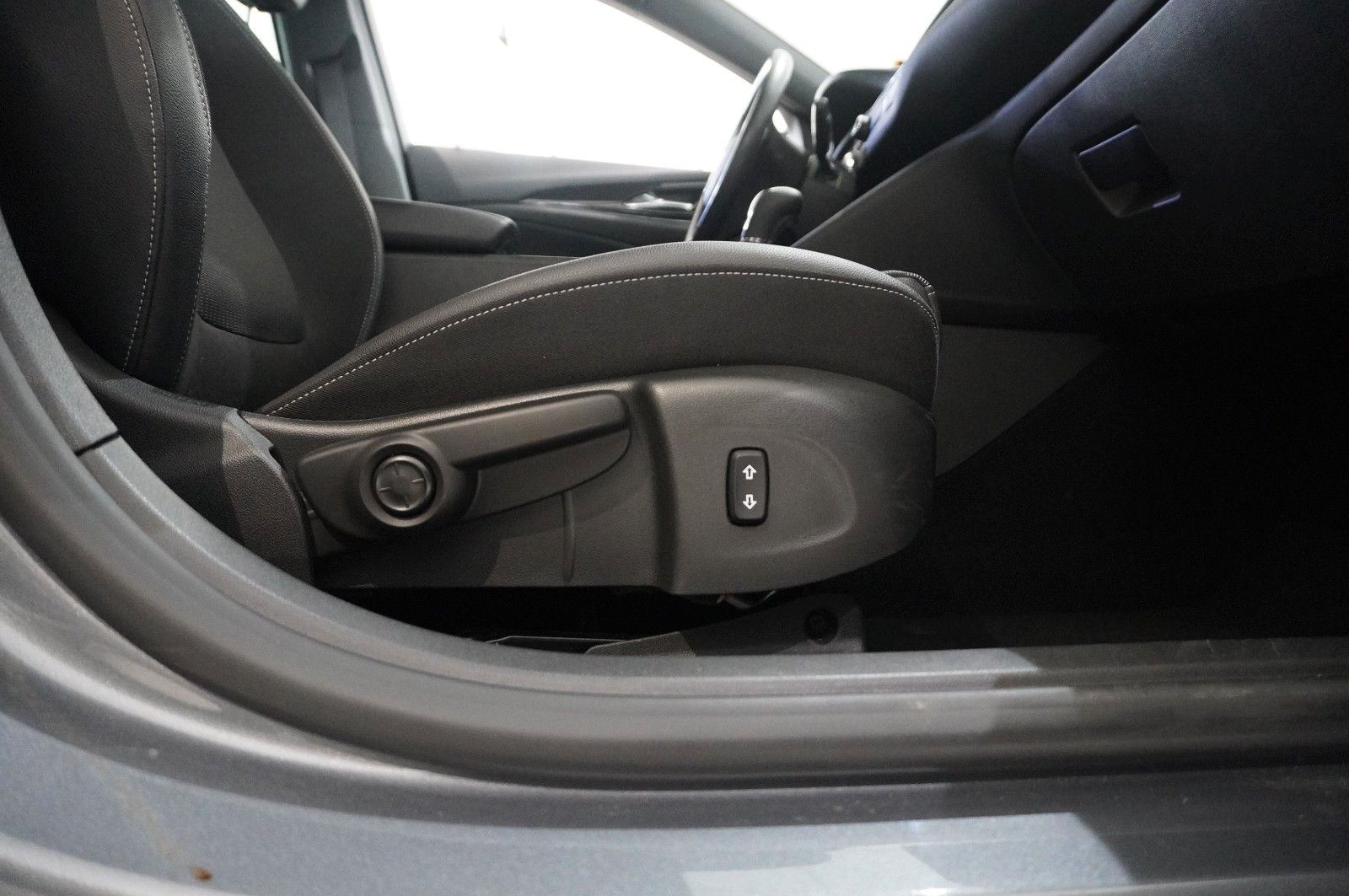 Fahrzeugabbildung Opel Insignia B ST 2.0D ELEGANCE NAVI/SH/KAMERA/SPORT