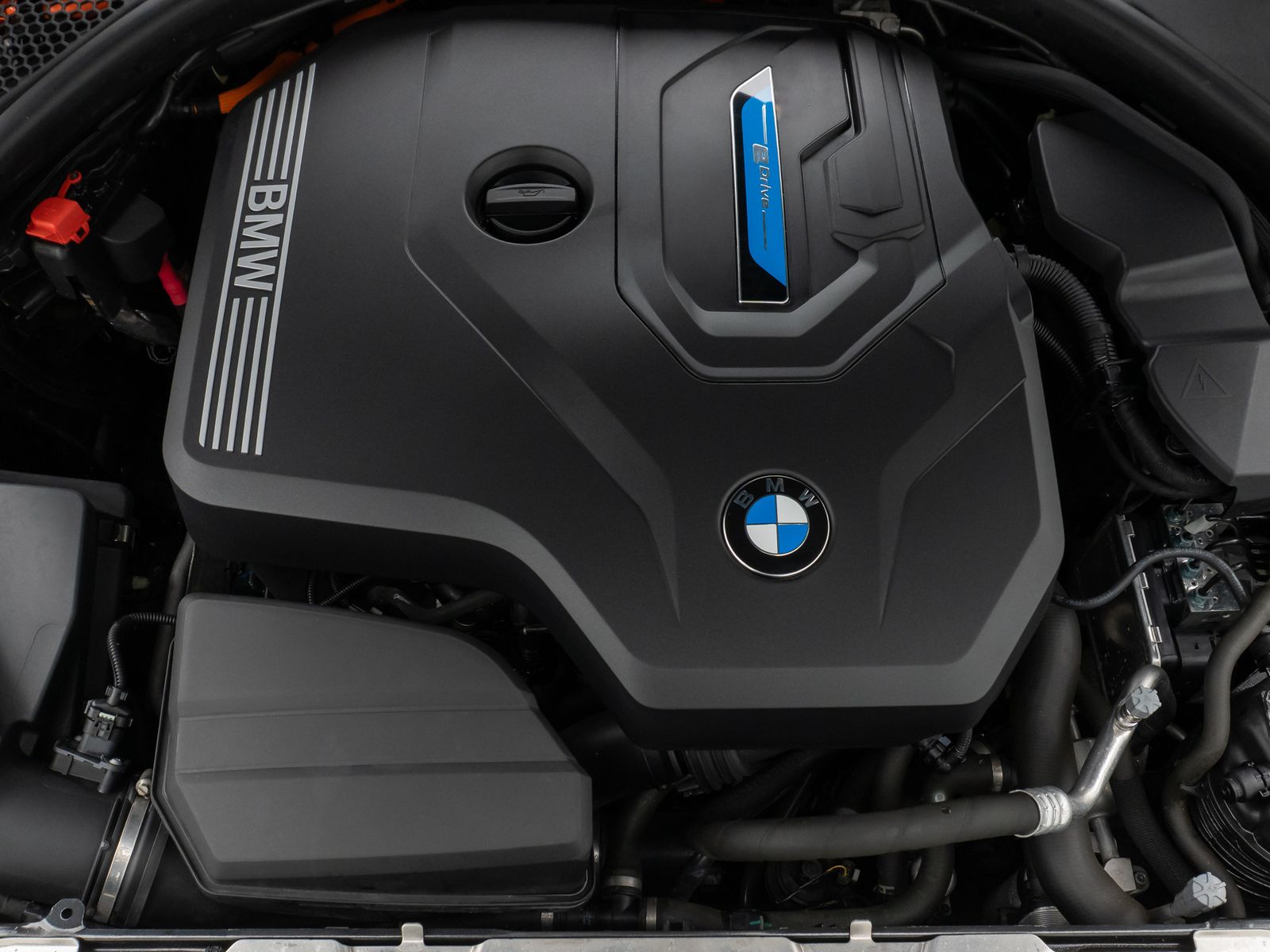 Fahrzeugabbildung BMW 330e Panorama Kamera DAB WLAN Lenkrhzg Alarm LED
