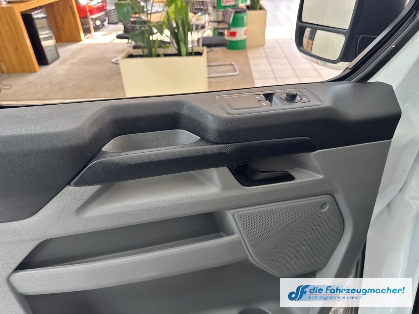 Fahrzeugabbildung Ford Transit Custom Kombi 320 L2 FWD Trend Navi LED K